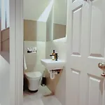 3-story Townhouse - Sleeps 8 *