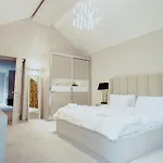 3-story Townhouse - Sleeps 8 *
