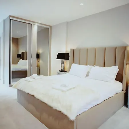 3-story Townhouse - Sleeps 8 * 利兹