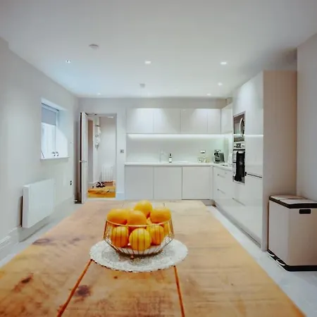 3-story Townhouse - Sleeps 8 * לידס