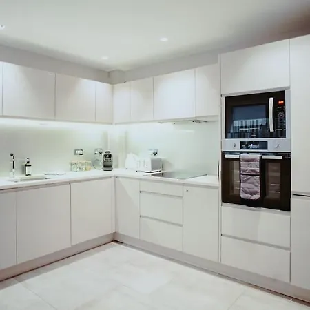 3-story Townhouse - Sleeps 8 לידס