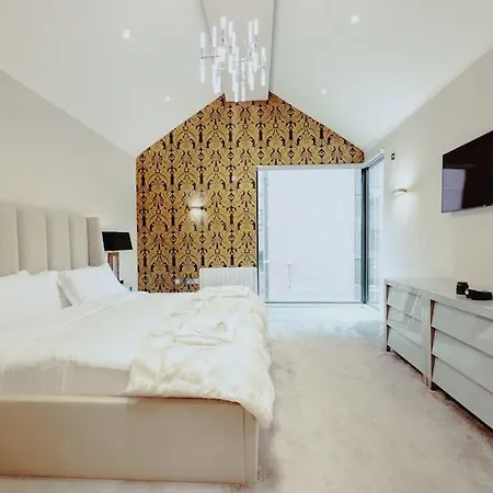 3-story Townhouse - Sleeps 8 דירה
