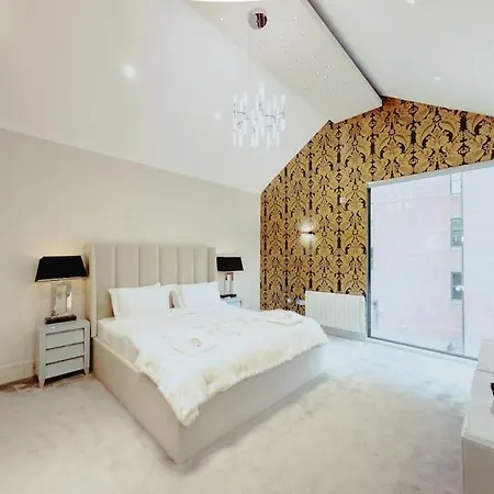 3-story Townhouse - Sleeps 8 *