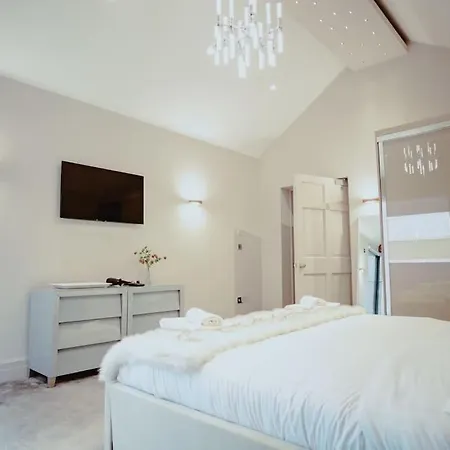 3-story Townhouse - Sleeps 8 * לידס
