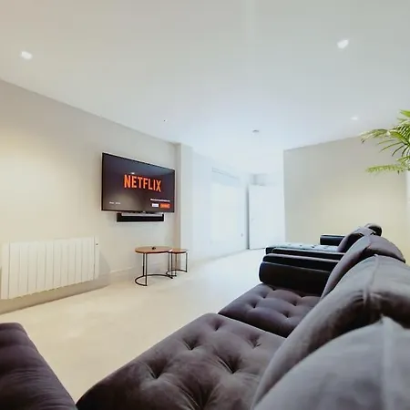3-story Townhouse - Sleeps 8 * 利兹