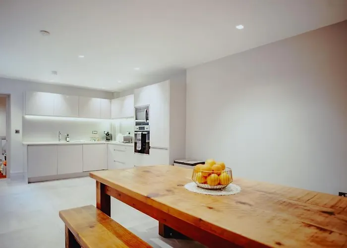 3-story Townhouse - Sleeps 8