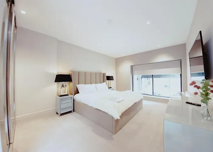 3-story Townhouse - Sleeps 8 *