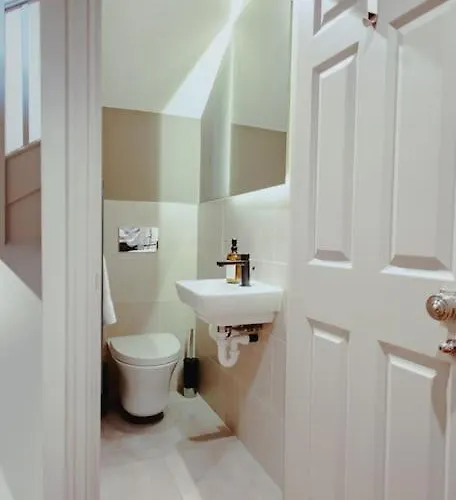 3-story Townhouse - Sleeps 8 *