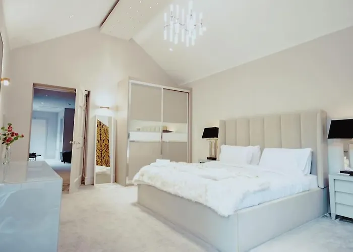 3-story Townhouse - Sleeps 8 *