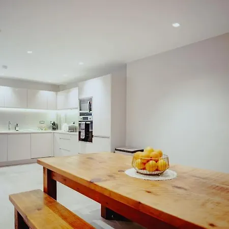 3-story Townhouse - Sleeps 8