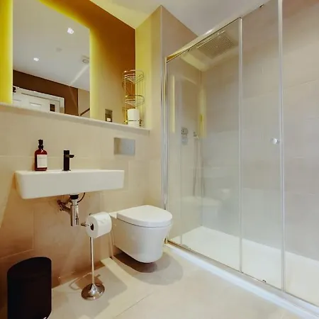 شقة 3-story Townhouse - Sleeps 8 ليدز