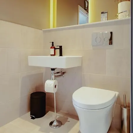 3-story Townhouse - Sleeps 8 شقة *