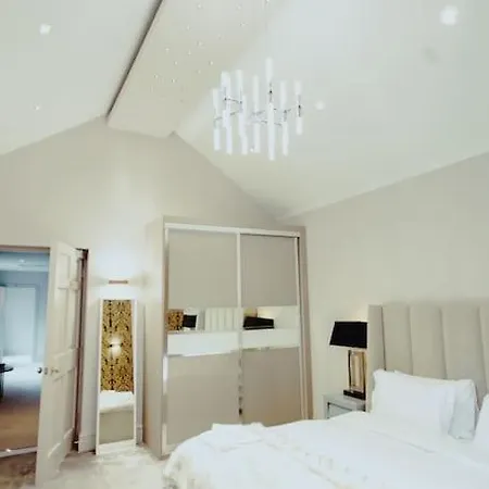 شقة 3-story Townhouse - Sleeps 8 ليدز