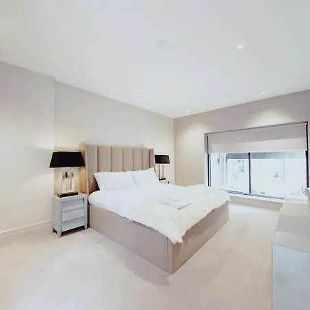 3-story Townhouse - Sleeps 8 *