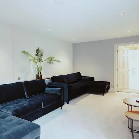 3-story Townhouse - Sleeps 8 شقة *