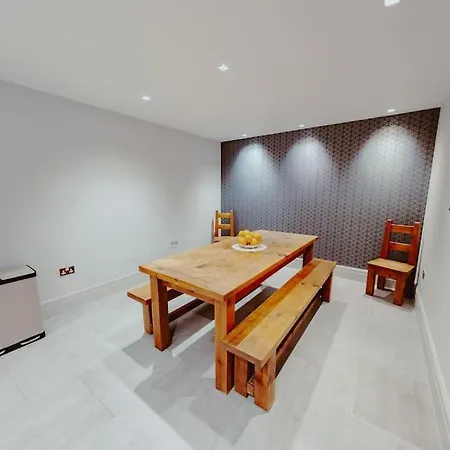 3-story Townhouse - Sleeps 8 *