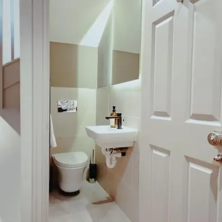 3-story Townhouse - Sleeps 8 *