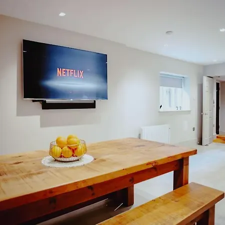 3-story Townhouse - Sleeps 8 ليدز