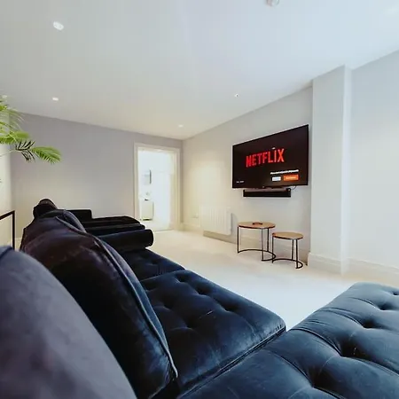 3-story Townhouse - Sleeps 8 شقة *