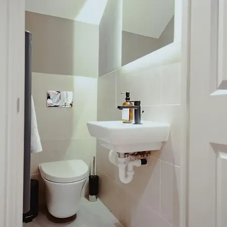 3-story Townhouse - Sleeps 8 شقة ليدز