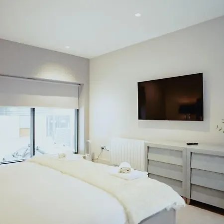 3-story Townhouse - Sleeps 8 شقة