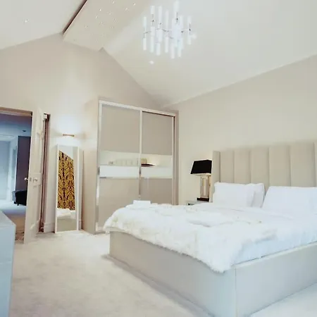 3-story Townhouse - Sleeps 8 *