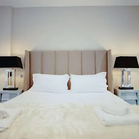 3-story Townhouse - Sleeps 8 ليدز