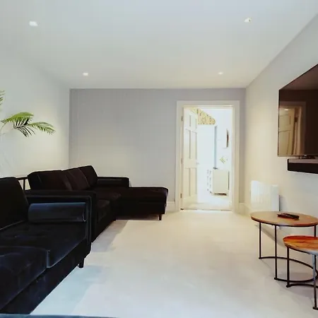 3-story Townhouse - Sleeps 8 * ليدز