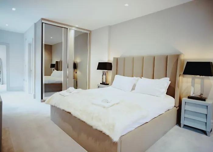 3-story Townhouse - Sleeps 8 * Лідс