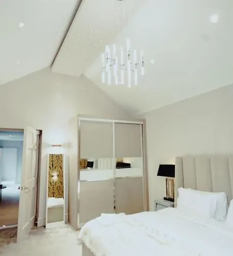 Апартаменти 3-story Townhouse - Sleeps 8 Лідс