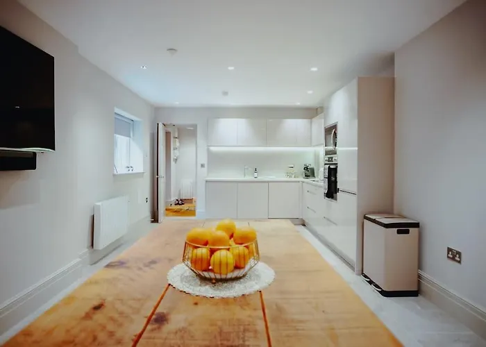 3-story Townhouse - Sleeps 8 * Лідс