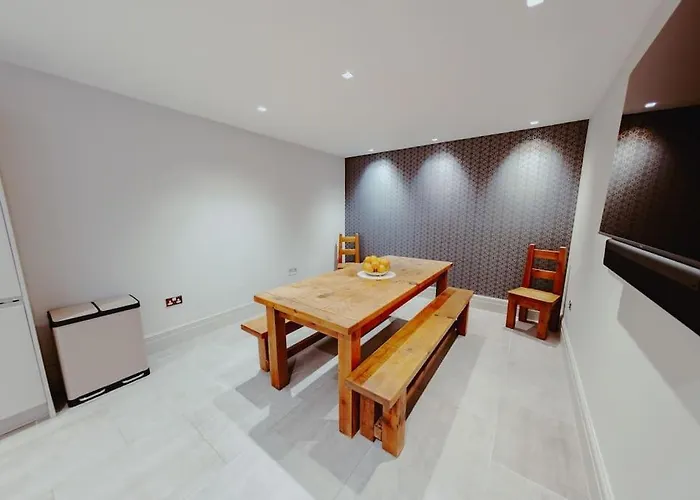 3-story Townhouse - Sleeps 8 *