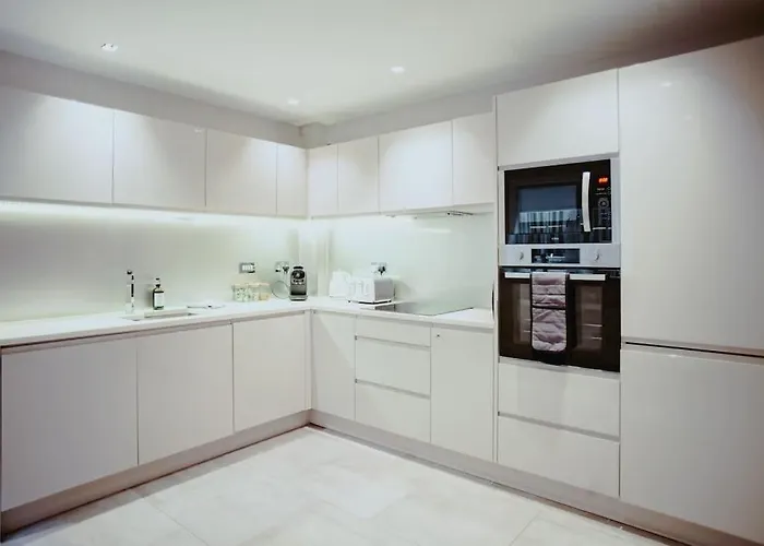 3-story Townhouse - Sleeps 8 Лідс