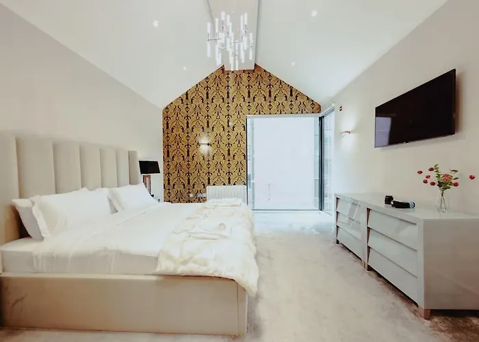 3-story Townhouse - Sleeps 8 Апартаменти