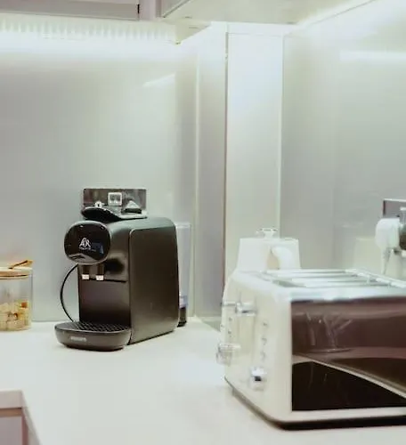 3-story Townhouse - Sleeps 8 * Лідс