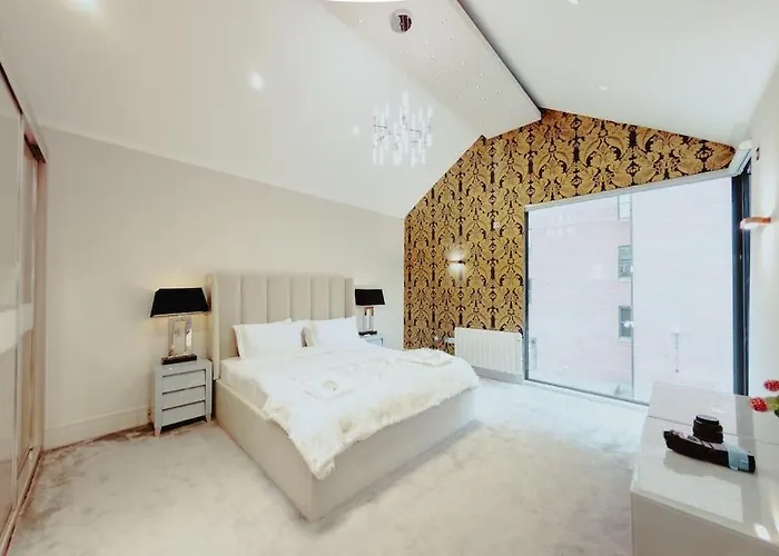 3-story Townhouse - Sleeps 8 *