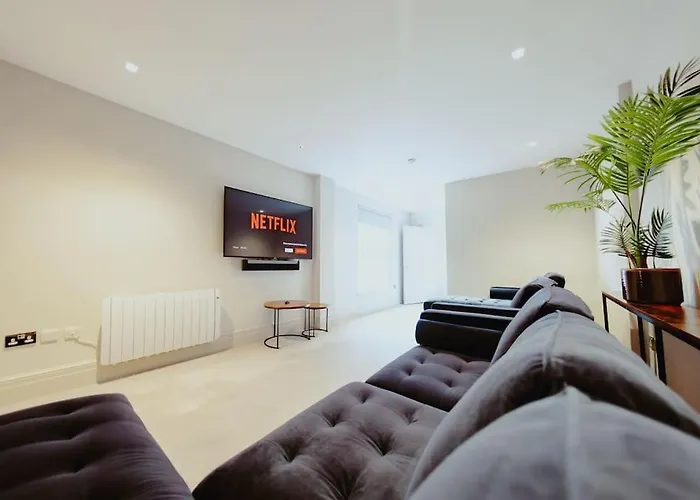 3-story Townhouse - Sleeps 8 * Лідс