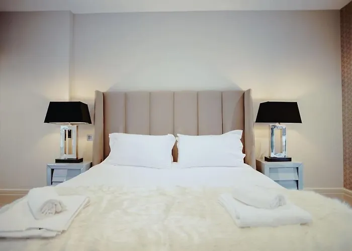 3-story Townhouse - Sleeps 8 Лідс